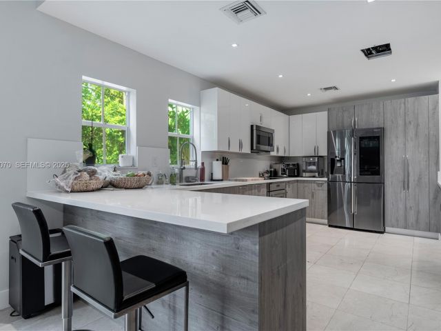 Дом в аренду по адресу 18460 NE 30th Ave 18460 - фото 6853516