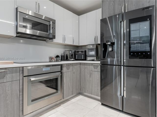 Дом в аренду по адресу 18460 NE 30th Ave 18460 - фото 6853517