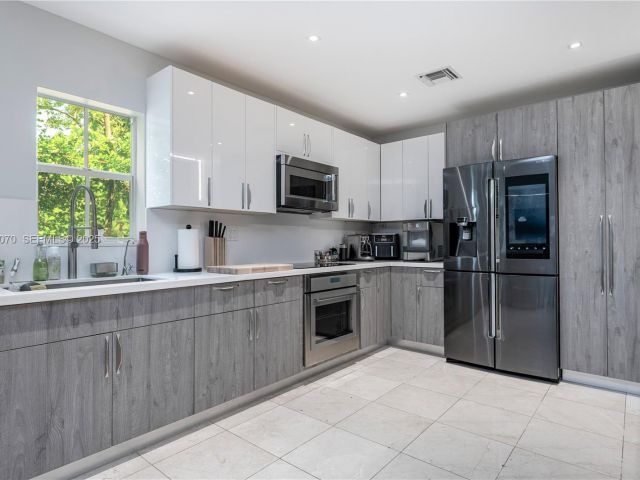 Дом в аренду по адресу 18460 NE 30th Ave 18460 - фото 6853518