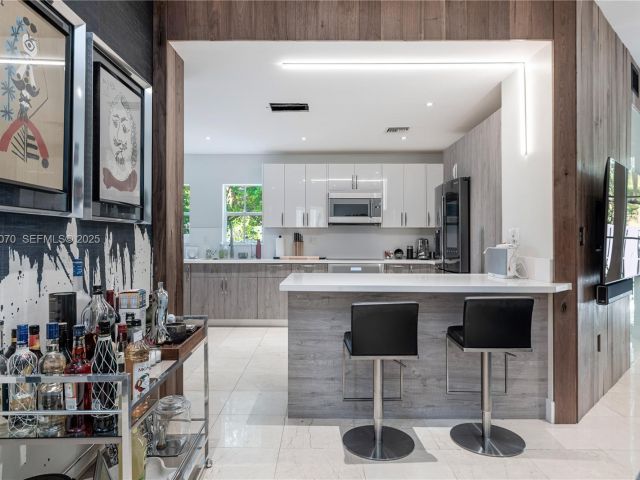 Дом в аренду по адресу 18460 NE 30th Ave 18460 - фото 6853519