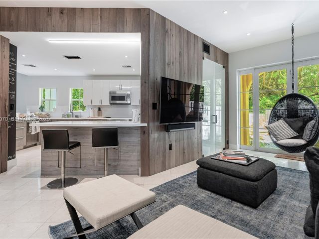 Дом в аренду по адресу 18460 NE 30th Ave 18460 - фото 6853520