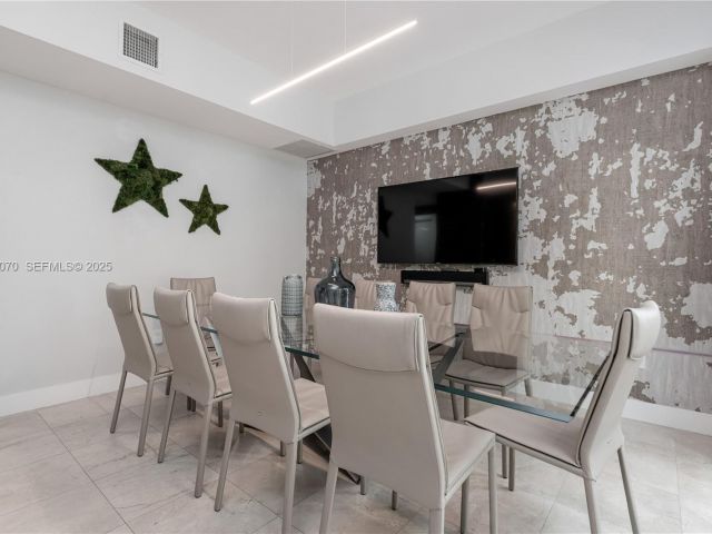 Дом в аренду по адресу 18460 NE 30th Ave 18460 - фото 6853521