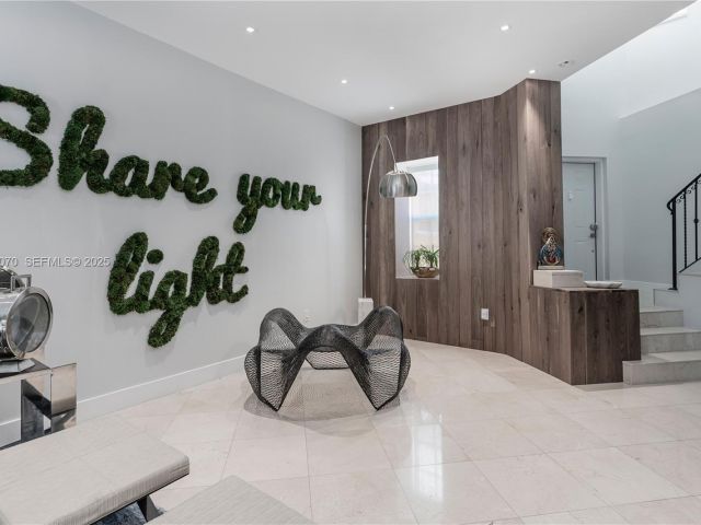 Дом в аренду по адресу 18460 NE 30th Ave 18460 - фото 6853522