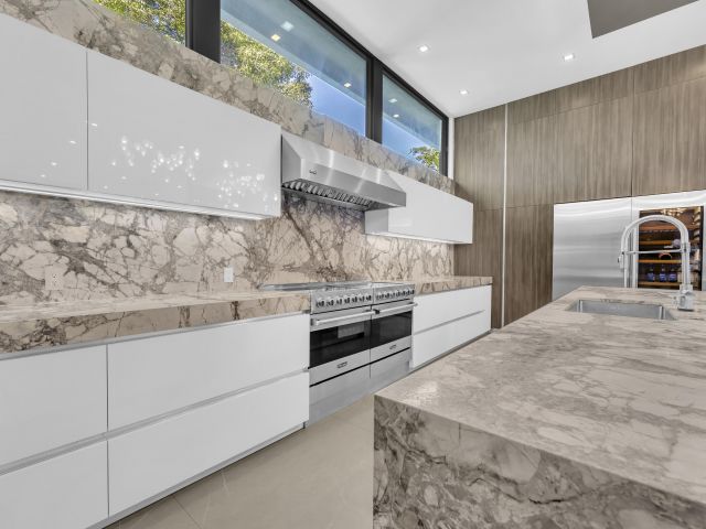 Продажа дома по адресу 2401 NE 13th Street - фото 6879883