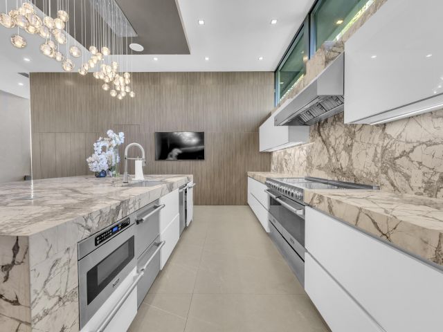 Продажа дома по адресу 2401 NE 13th Street - фото 6879884