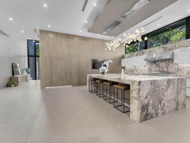 Продажа дома по адресу 2401 NE 13th Street - фото 6879885