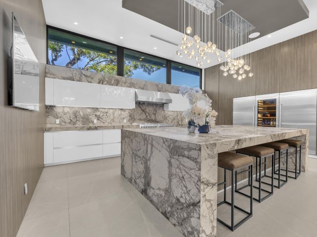 Продажа дома по адресу 2401 NE 13th Street - фото 6879887