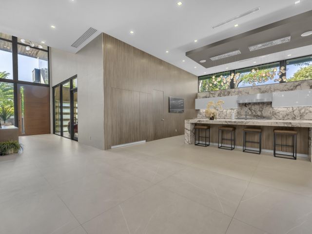 Продажа дома по адресу 2401 NE 13th Street - фото 6879889