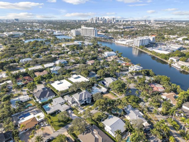 Продажа дома по адресу 2401 NE 13th Street - фото 6879898