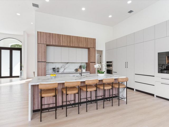 Продажа дома по адресу 1330 Breakers West Boulevard W - фото 6855465