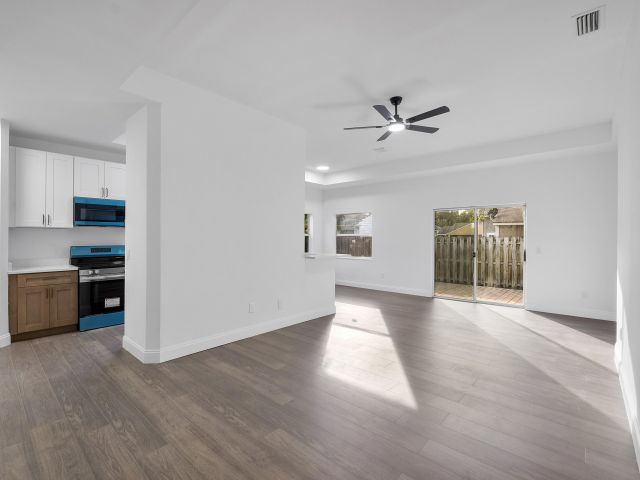 Продажа дома по адресу 1410 SW 85th Avenue - фото 6864479