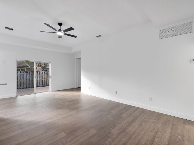 Продажа дома по адресу 1410 SW 85th Avenue - фото 6864480