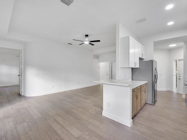 Продажа дома по адресу 1410 SW 85th Avenue - фото 6864481