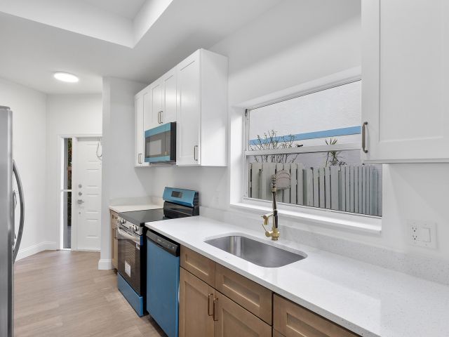 Продажа дома по адресу 1410 SW 85th Avenue - фото 6864482