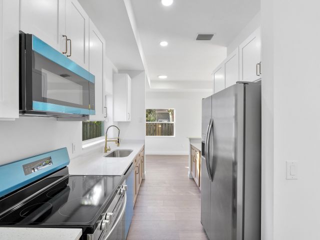 Продажа дома по адресу 1410 SW 85th Avenue - фото 6864483