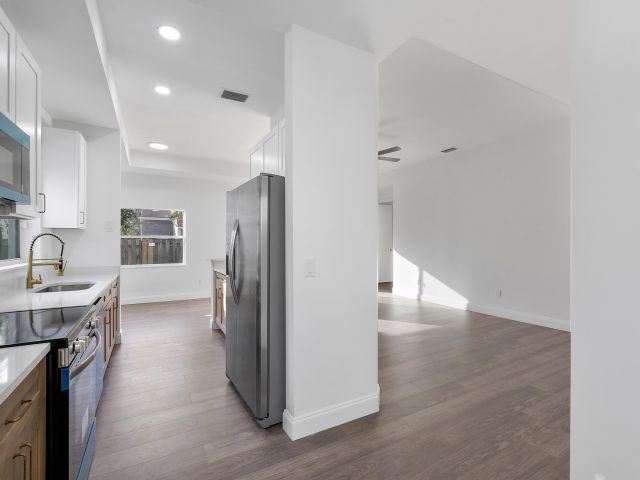 Продажа дома по адресу 1410 SW 85th Avenue - фото 6864485