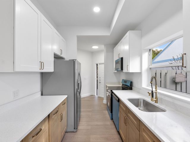 Продажа дома по адресу 1410 SW 85th Avenue - фото 6864489