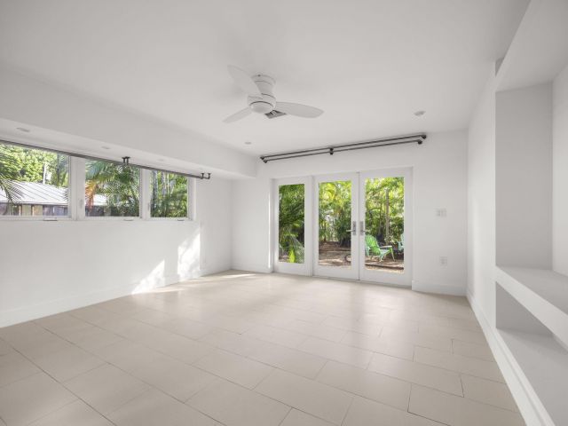 Продажа дома по адресу 2648 NE 26 Place - фото 6877377