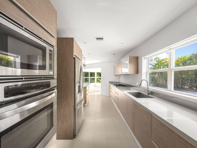 Продажа дома по адресу 2648 NE 26 Place - фото 6877379