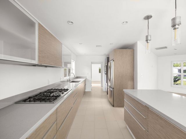 Продажа дома по адресу 2648 NE 26 Place - фото 6877380