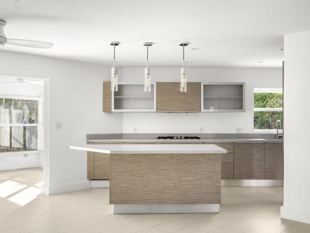 Продажа дома по адресу 2648 NE 26 Place - фото 6877381