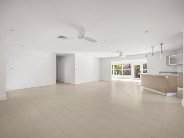 Продажа дома по адресу 2648 NE 26 Place - фото 6877382