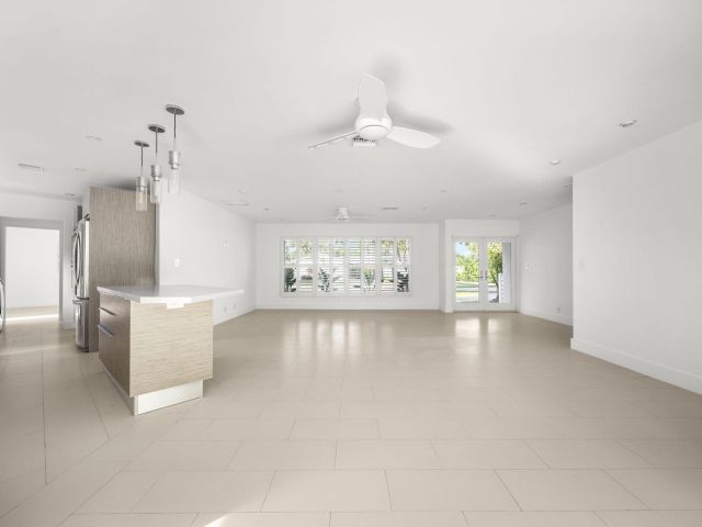 Продажа дома по адресу 2648 NE 26 Place - фото 6877383