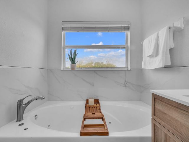 Дом в аренду по адресу 477 NE 1st Street - фото 6858756