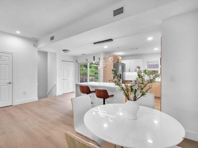 Дом в аренду по адресу 477 NE 1st Street - фото 6858761