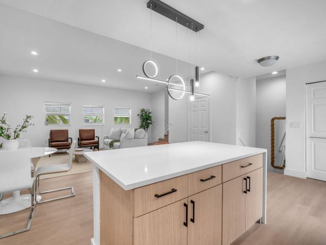 Дом в аренду по адресу 477 NE 1st Street - фото 6858763