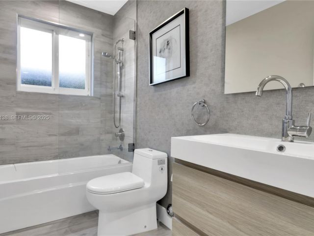 Продажа дома по адресу 9008 Dickens Ave - фото 6857994