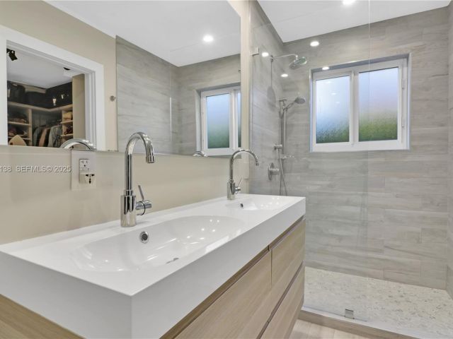 Продажа дома по адресу 9008 Dickens Ave - фото 6857995