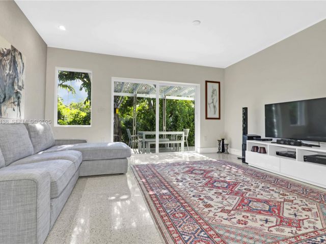 Продажа дома по адресу 9008 Dickens Ave - фото 6857997