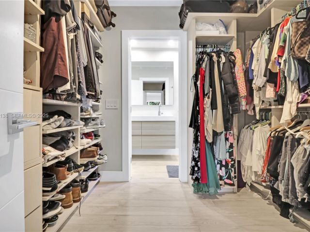 Продажа дома по адресу 9008 Dickens Ave - фото 6857998