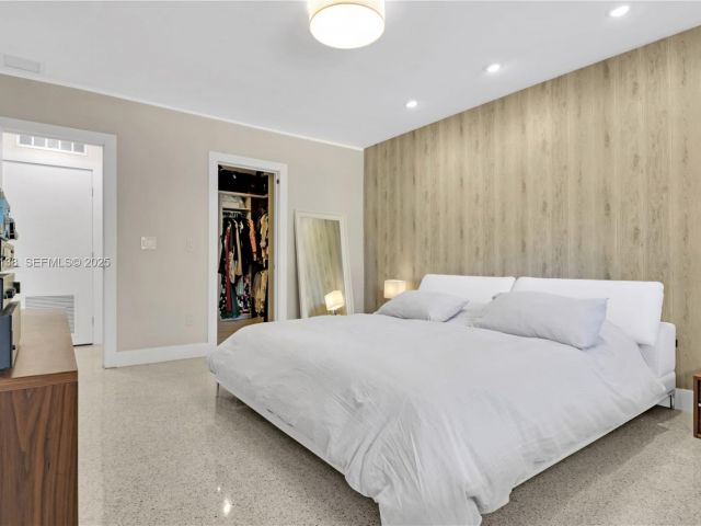 Продажа дома по адресу 9008 Dickens Ave - фото 6857999