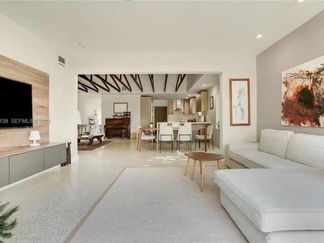 Продажа дома по адресу 9008 Dickens Ave - фото 6858001