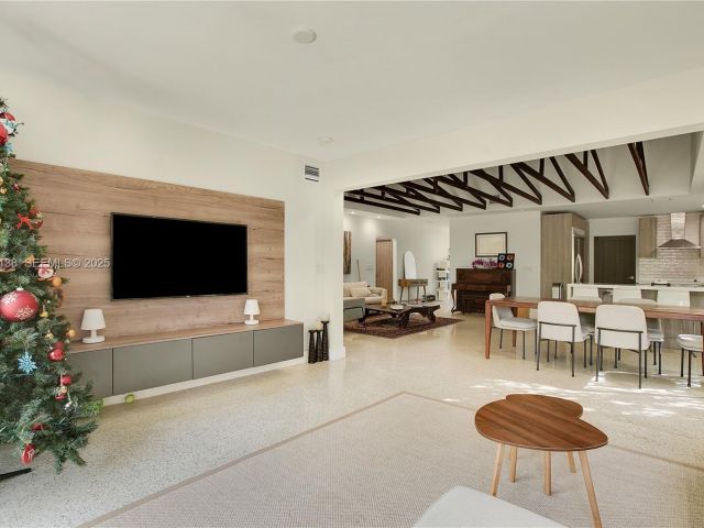 Продажа дома по адресу 9008 Dickens Ave - фото 6858002