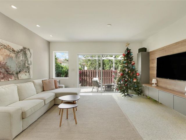 Продажа дома по адресу 9008 Dickens Ave - фото 6858003