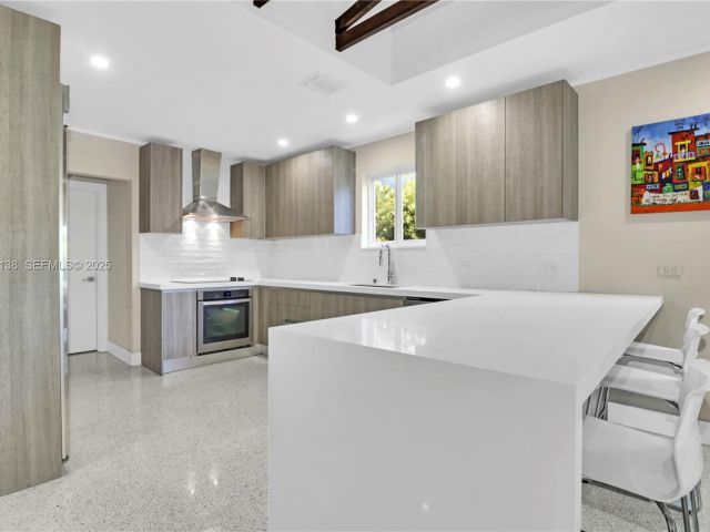 Продажа дома по адресу 9008 Dickens Ave - фото 6858004