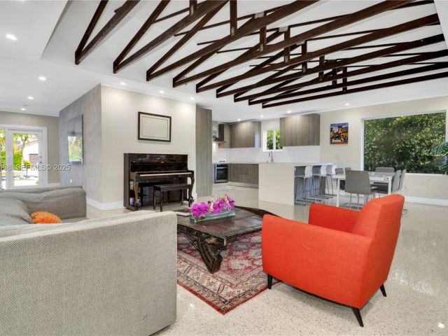 Продажа дома по адресу 9008 Dickens Ave - фото 6858005