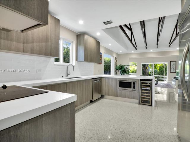 Продажа дома по адресу 9008 Dickens Ave - фото 6858006