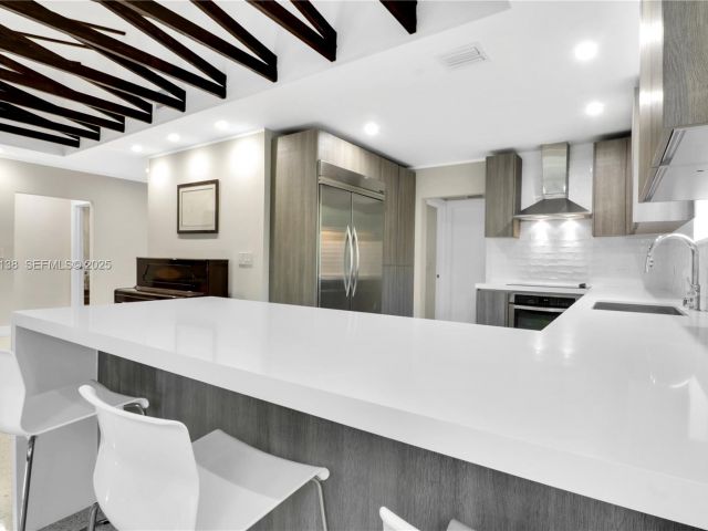 Продажа дома по адресу 9008 Dickens Ave - фото 6858007