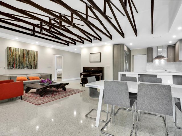 Продажа дома по адресу 9008 Dickens Ave - фото 6858008