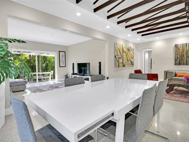 Продажа дома по адресу 9008 Dickens Ave - фото 6858009