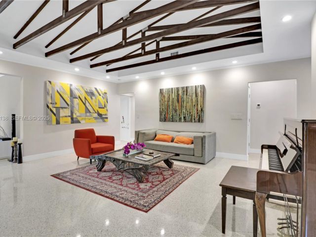 Продажа дома по адресу 9008 Dickens Ave - фото 6858010