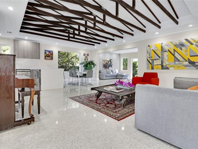 Продажа дома по адресу 9008 Dickens Ave - фото 6858012