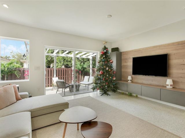 Продажа дома по адресу 9008 Dickens Ave - фото 6858013