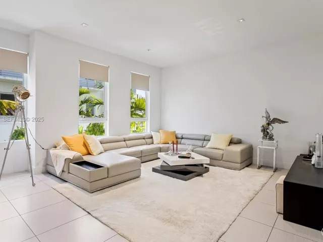 Дом в аренду по адресу 9187 NW 33th St - фото 6858897