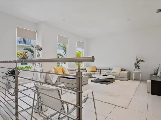 Дом в аренду по адресу 9187 NW 33th St - фото 6858899