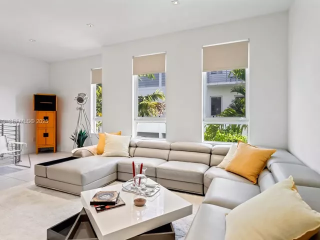 Дом в аренду по адресу 9187 NW 33th St - фото 6858900